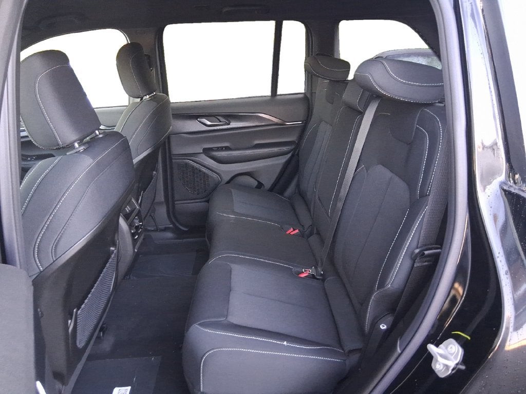 2027 Jeep Grand Cherokee GRAND CHEROKEE LAREDO 4X4