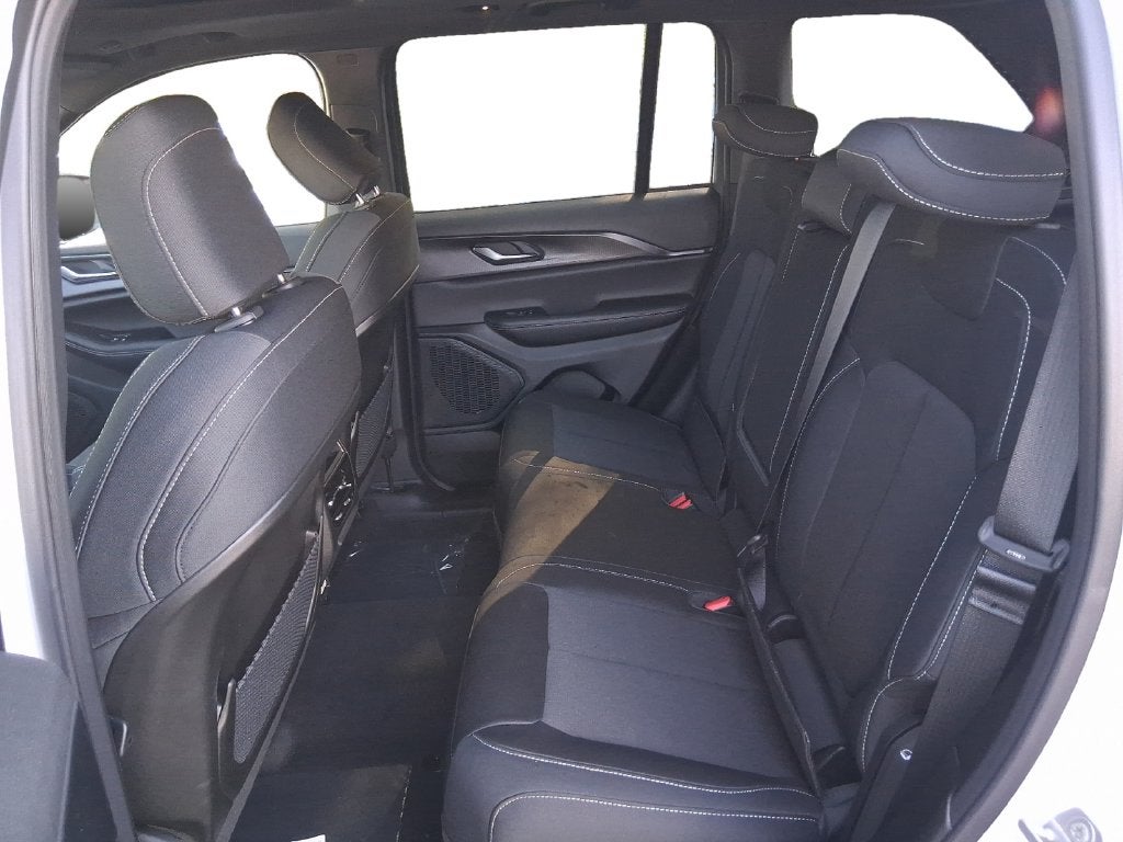 2027 Jeep Grand Cherokee GRAND CHEROKEE LAREDO X 4X4