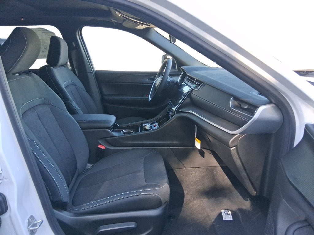 2027 Jeep Grand Cherokee GRAND CHEROKEE LAREDO X 4X4