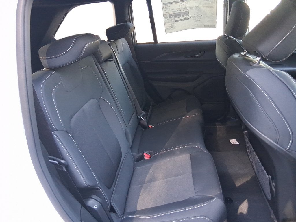 2027 Jeep Grand Cherokee GRAND CHEROKEE LAREDO X 4X4
