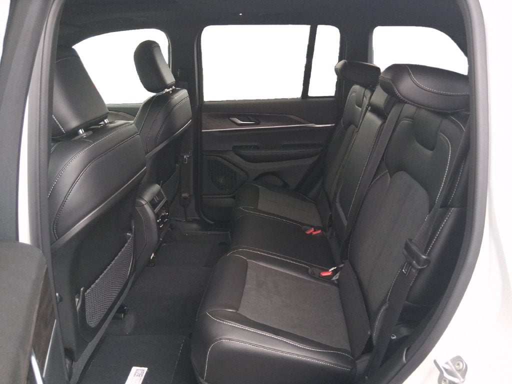 2027 Jeep Grand Cherokee GRAND CHEROKEE LAREDO ALTITUDE 4X4