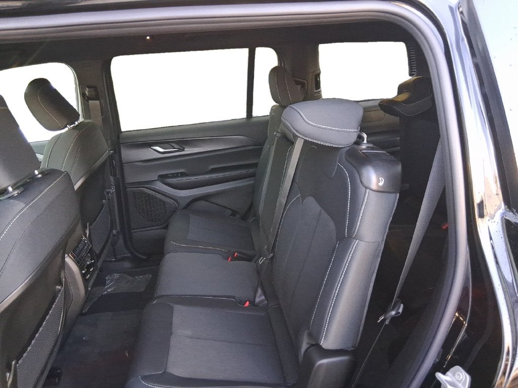 2027 Jeep Grand Cherokee L GRAND CHEROKEE L LAREDO 4X4