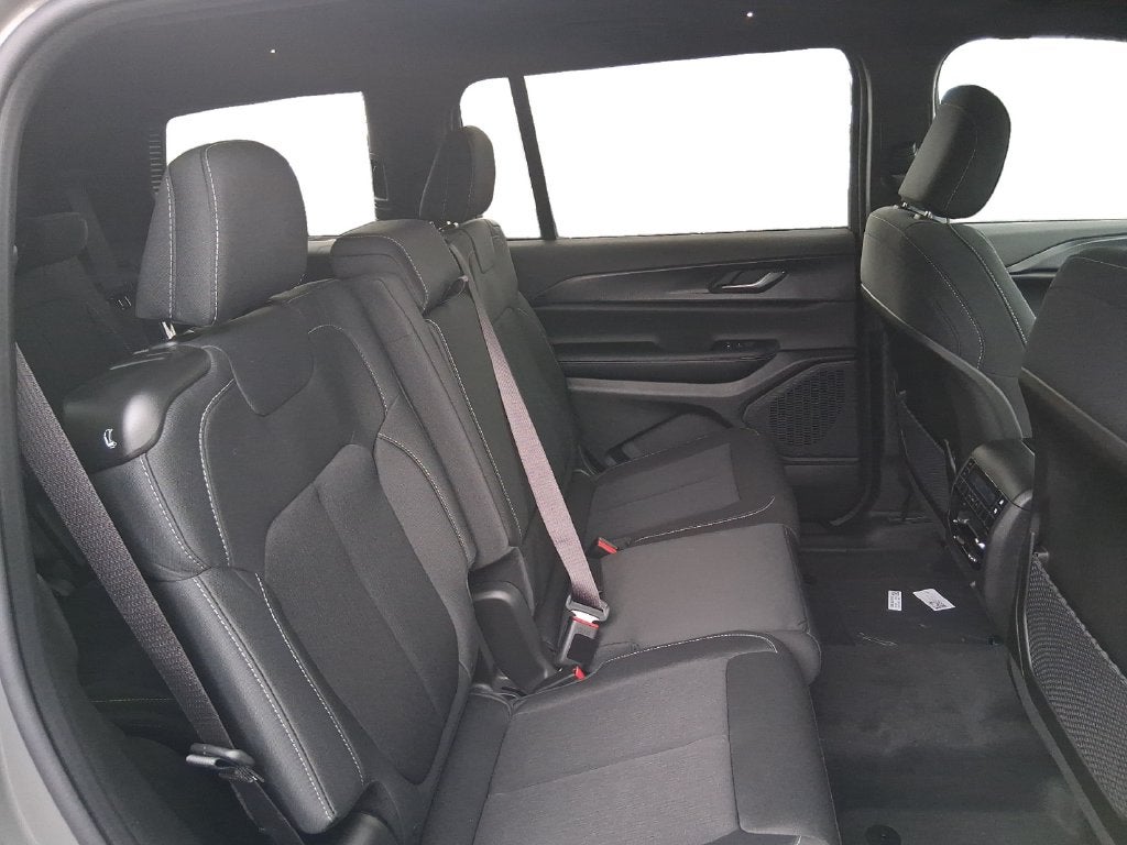 2027 Jeep Grand Cherokee L GRAND CHEROKEE L LAREDO 4X4