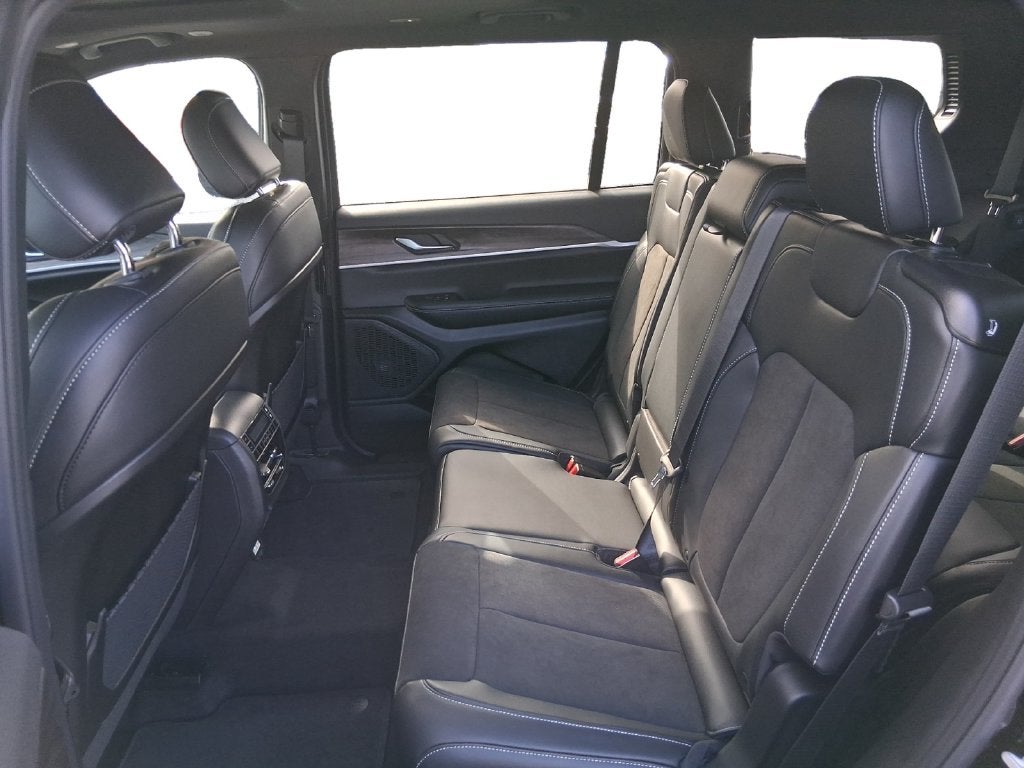 2027 Jeep Grand Cherokee L GRAND CHEROKEE L LAREDO ALTITUDE 4X4