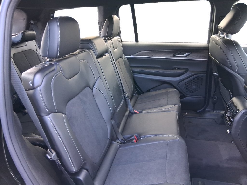 2027 Jeep Grand Cherokee L GRAND CHEROKEE L LAREDO ALTITUDE 4X4
