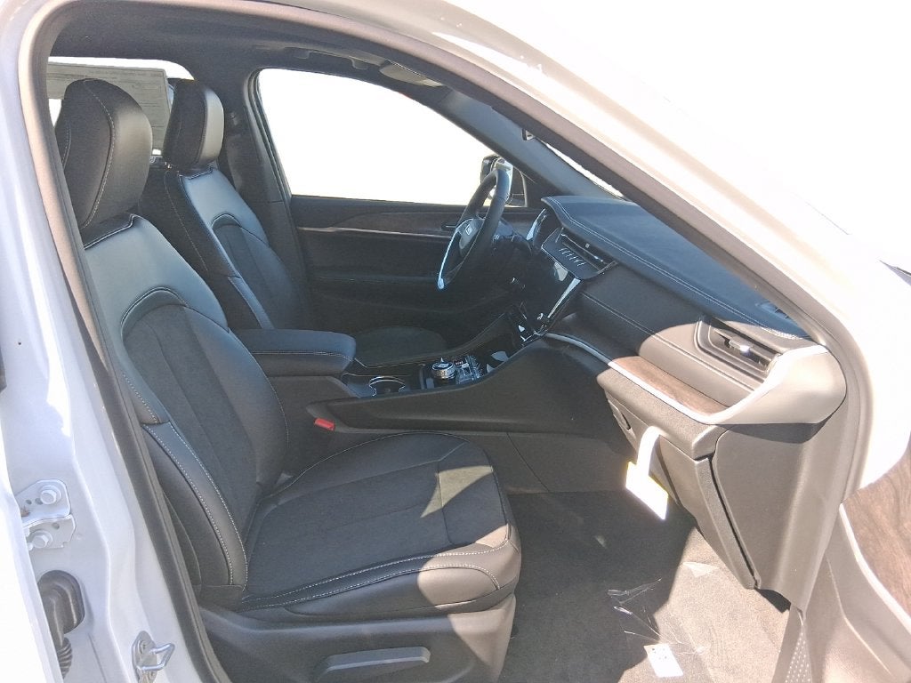 2027 Jeep Grand Cherokee L GRAND CHEROKEE L LAREDO ALTITUDE 4X4