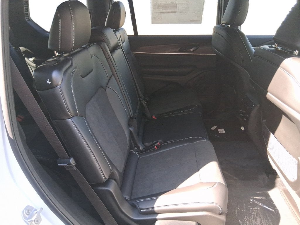 2027 Jeep Grand Cherokee L GRAND CHEROKEE L LAREDO ALTITUDE 4X4