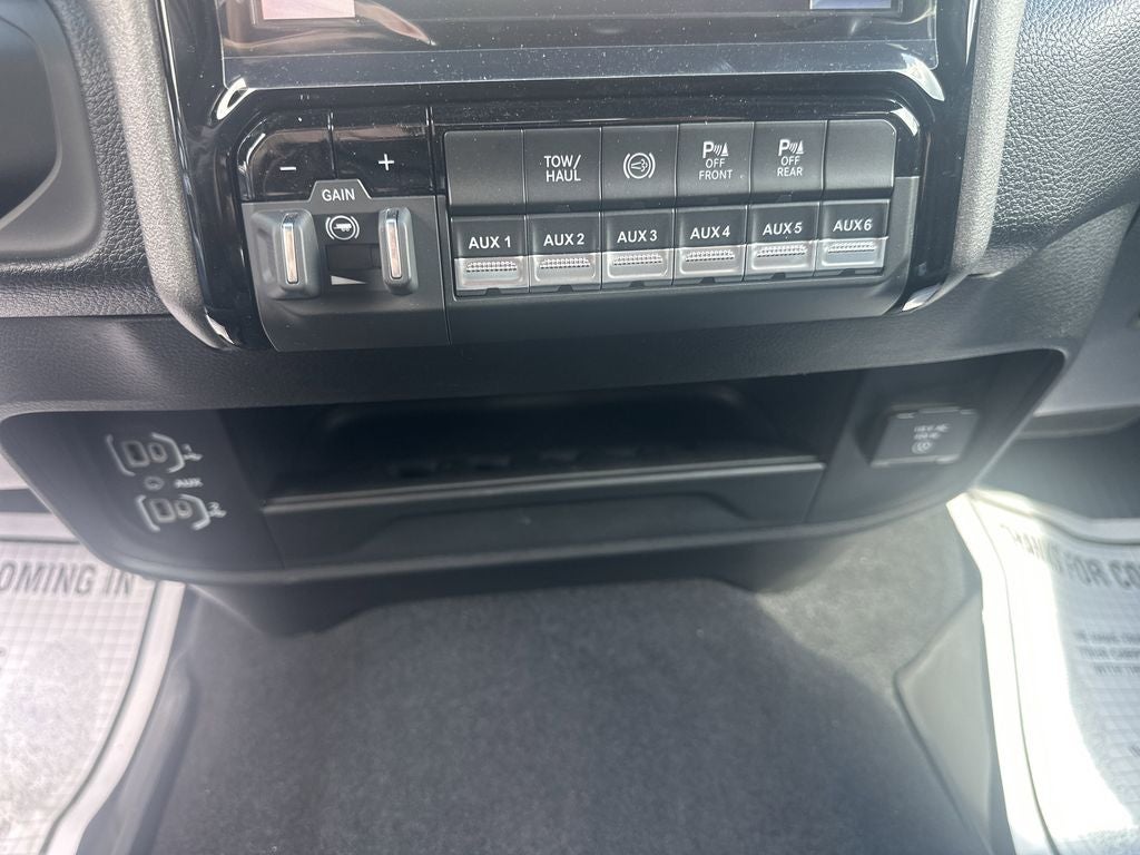 2026 RAM 2500 RAM 2500 BLACK EXPRESS CREW CAB 4X4 6'4' BOX