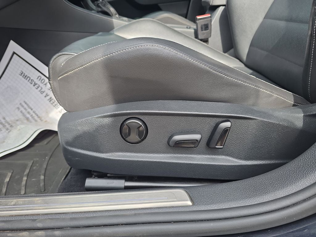 2017 Volkswagen Golf R 4-Door w/DCC & Navigation